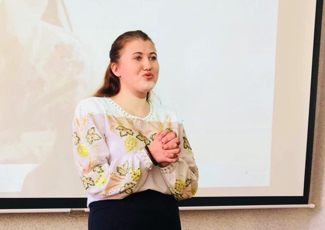 Проникливу поезію читає студентка групи УФ-21 Марія Пастущак